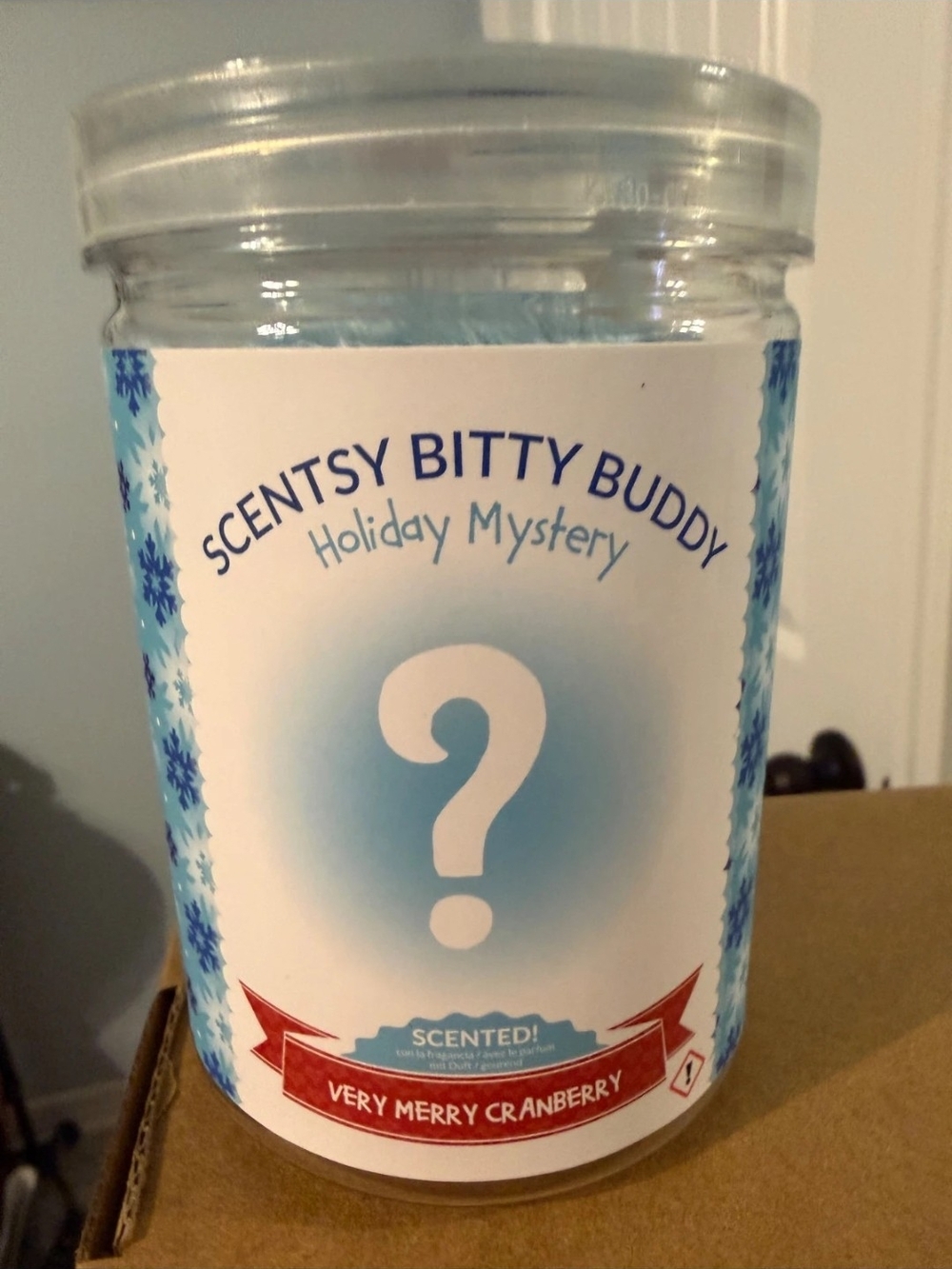 Scentsy Bitty Buddy Holiday Mystery Candle - Very Merry Cranberry (Blue/White)